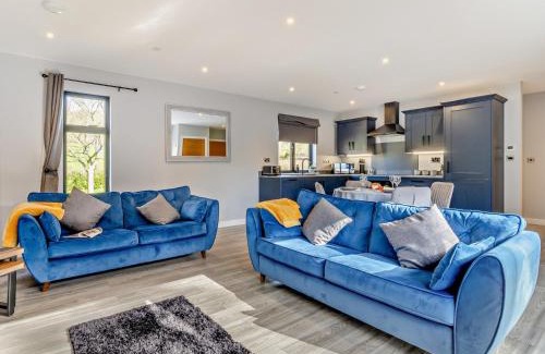 Tirabad House | Cozy 2-Bed Retreat in Heyope with Hot Tub & Family Fun