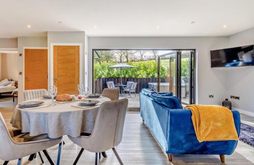 Tirabad House | Cozy 2-Bed Retreat in Heyope with Hot Tub & Family Fun