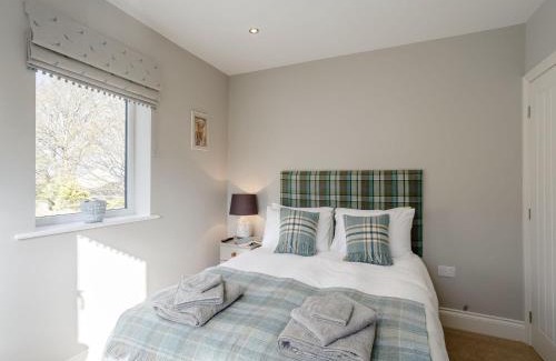 Meltham Apartment | Cozy 2-Bed Retreat in Pet-Friendly Holmfirth