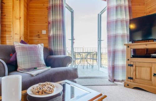 Kinross House | Pet-Friendly Retreat: 2 Bed in Loch Leven, Rated 10/10