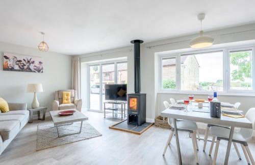 Newent House | Family-Friendly 2-Bedroom Retreat in Newent