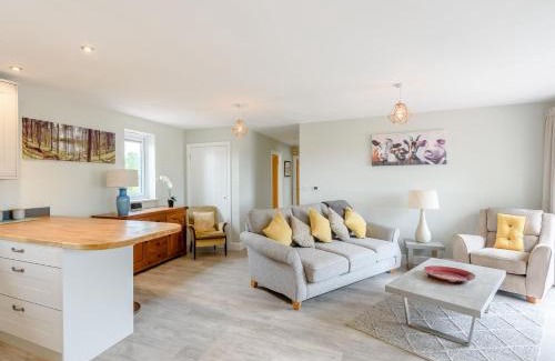 Newent House | Family-Friendly 2-Bedroom Retreat in Newent