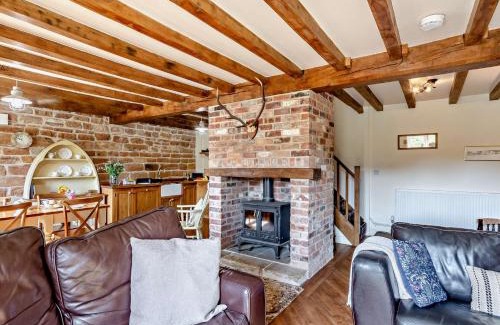 Giltbrook House | Cozy 2-Bedroom Retreat in Newthorpe - Pet Friendly Stay