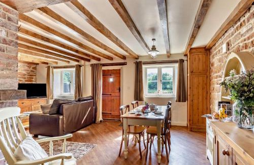 Giltbrook House | Cozy 2-Bedroom Retreat in Newthorpe - Pet Friendly Stay