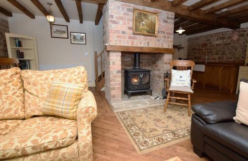Giltbrook House | Family-Friendly 2-Bed Retreat in Newthorpe