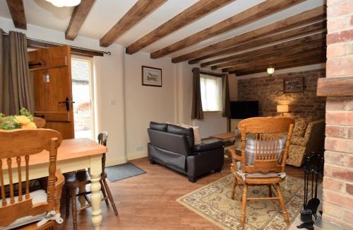 Giltbrook House | Family-Friendly 2-Bed Retreat in Newthorpe