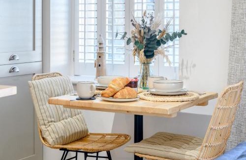 Southerndown House | Discover a 2-Bed Retreat in Ogmore-by-Sea with Pets Welcome