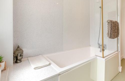 East Portlemouth House | Family-Friendly Okehampton Retreat with Hot Tub Access