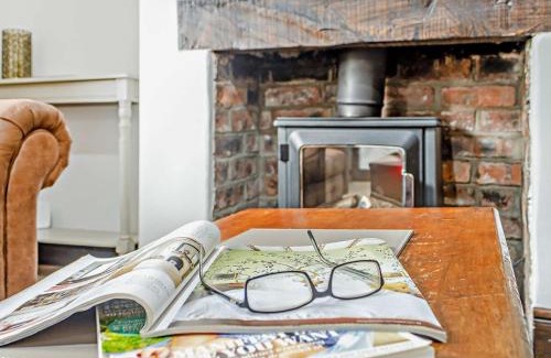 Welsh Frankton House | Comfortable 2-Bed Retreat in Oswestry with Hot Tub