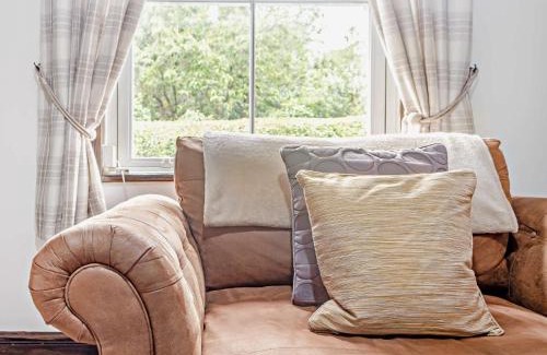 Welsh Frankton House | Comfortable 2-Bed Retreat in Oswestry with Hot Tub