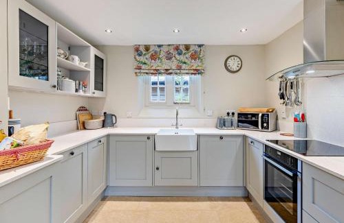 Pencombe House | Cozy 2-Bed Retreat in Pencombe with Hot Tub & Fireplace