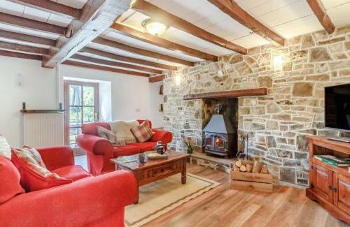 Pen-y-cae House | Cozy 2-Bed Retreat in Penycae with Hot Tub & Pet Friendly