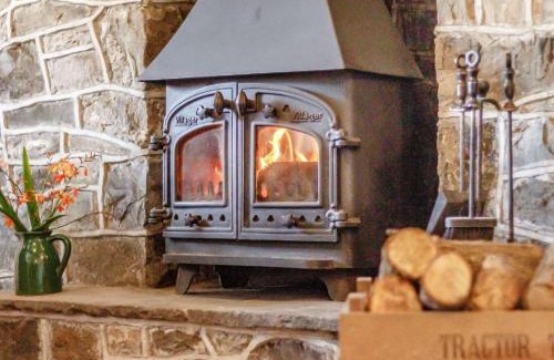 Pen-y-cae House | Cozy 2-Bed Retreat in Penycae with Hot Tub & Pet Friendly