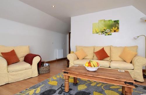 Stuppington House | Cozy 2-Bed Retreat in Petham with Family-Friendly Amenities