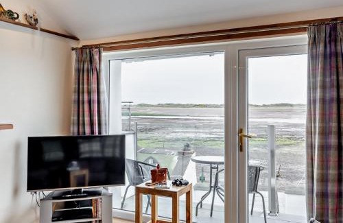 Ravenglass House | Family-Friendly 2 Bed Retreat in Ravenglass with Hot Tub