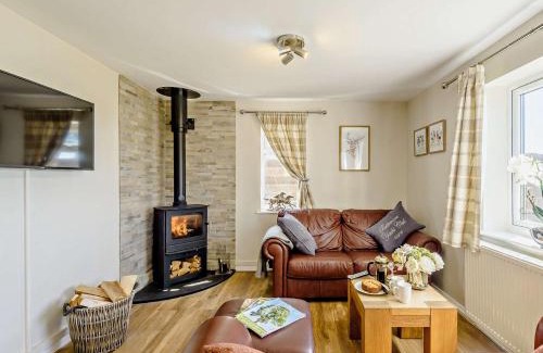 Caergeiliog House | Pet-Friendly 2 Bed Retreat in Rhosneigr with Hot Tub