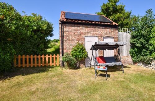Roughton House | Family-Friendly 2 Bedroom Retreat in Roughton BUCN8