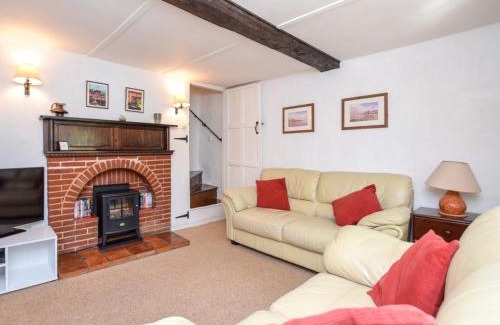 Roughton House | Family-Friendly 2 Bedroom Retreat in Roughton BUCN8