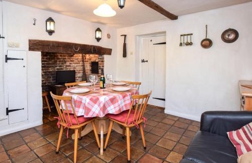 Roughton House | Family-Friendly 2 Bedroom Retreat in Roughton BUCN8