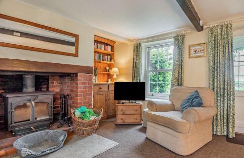 Salthouse House | Family-Friendly 2 Bed Retreat in Salthouse with Kitchen