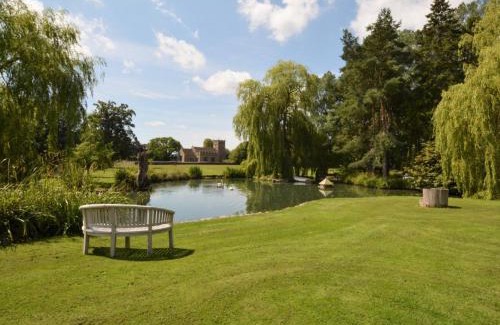 Alweston House | Cozy 2-Bedroom Retreat in Sherborne with Pool Access