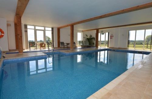 Alweston House | Cozy 2-Bedroom Retreat in Sherborne with Pool Access