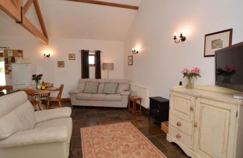 Alweston House | Cozy 2-Bedroom Retreat in Sherborne with Pool Access