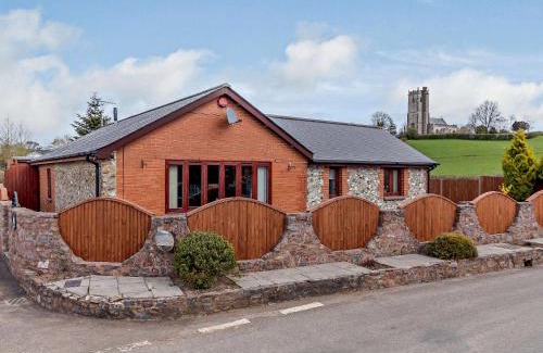 West Buckland House | Family-Friendly 2-Bed Retreat with Hot Tub in Wellington