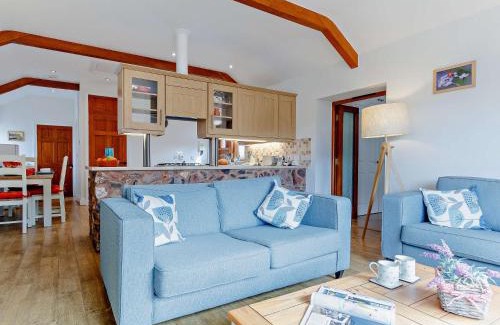 West Buckland House | Family-Friendly 2-Bed Retreat with Hot Tub in Wellington