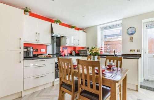 Westward Ho Apartment | Family-Friendly 2-Bed Hotel in Westward Ho - Pet Welcome!