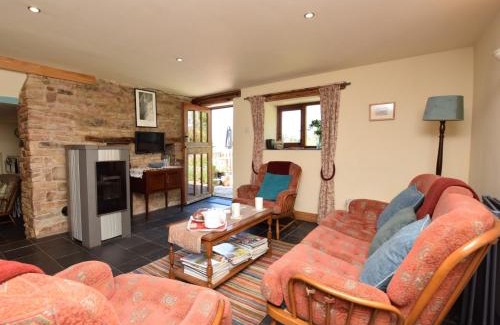 Combs House | Family-Friendly Retreat: 2 Bed in Whaley Bridge PK741