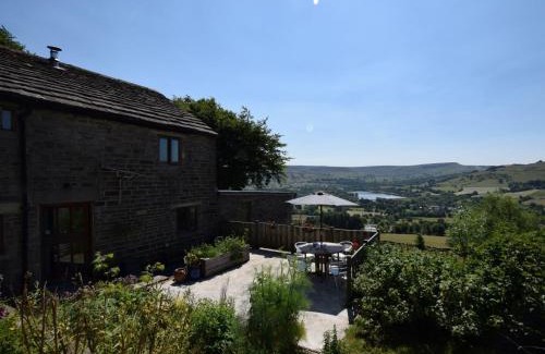 Combs House | Family-Friendly Retreat: 2 Bed in Whaley Bridge PK741