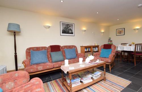 Combs House | Family-Friendly Retreat: 2 Bed in Whaley Bridge PK741