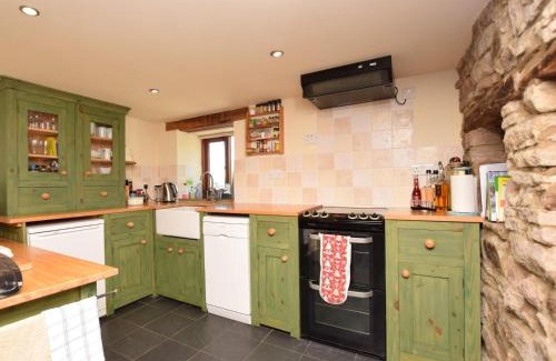 Combs House | Family-Friendly Retreat: 2 Bed in Whaley Bridge PK741