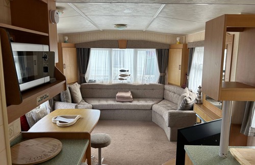 Skegness Cabin | 2-Bed Ingoldmells Caravan - Pet Friendly & Decking