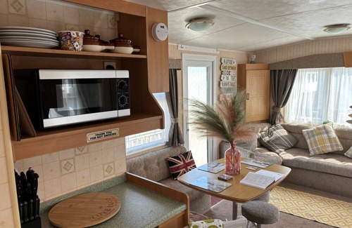 Skegness Cabin | 2-Bed Ingoldmells Caravan - Pet Friendly & Decking