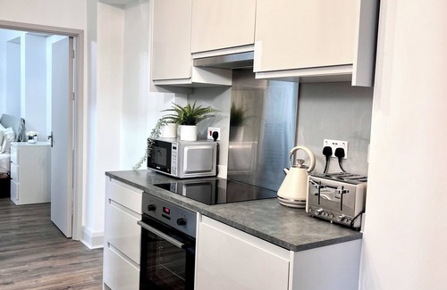 St Luke's Apartment | Convenient 2-Bed Retreat Near Tower of London, Family-Friendly