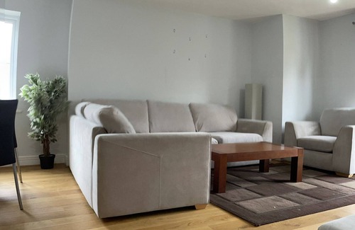 Headstone North Apartment | 2 bed Luxury flat next to station with free parking and close to all amenities