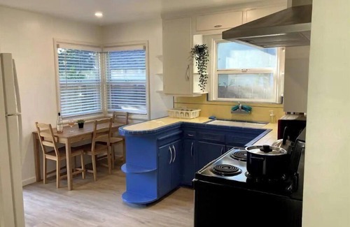 Modesto House | Sunny 2 Bed Retreat Near Doctors Hospital with Ocean View