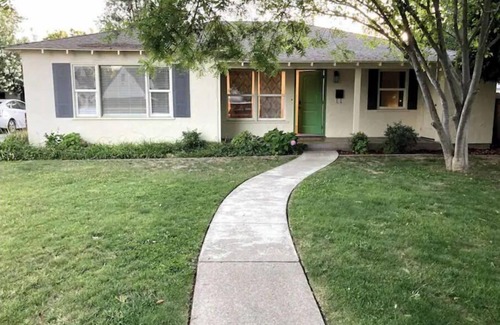 Modesto House | Sunny 2 Bed Retreat Near Doctors Hospital with Ocean View