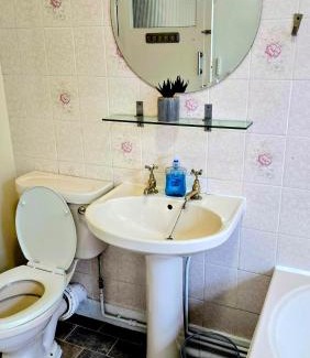 Canbury Apartment | 2 Bed Parkside House With Garden