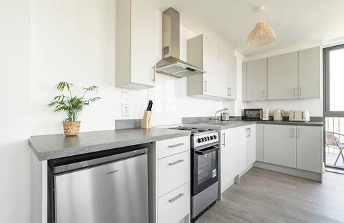 Barking Apartment | Elegant 2 Bed Penthouse with Balcony Views in London