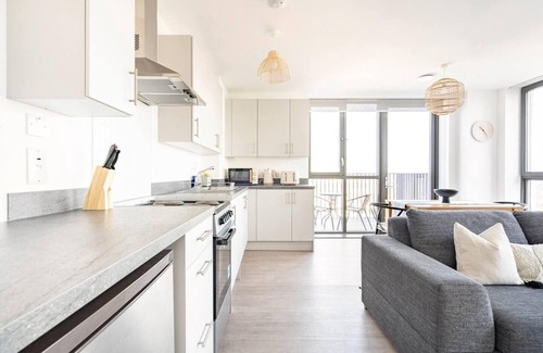 Barking Apartment | Elegant 2 Bed Penthouse with Balcony Views in London