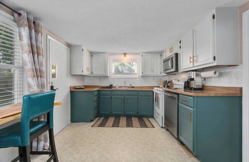 Rosedale House | Pet-Friendly 2-Bed Retreat Near KU Med with Fenced Yard