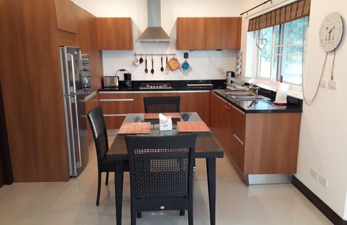 Thai Mueang Villa | Cozy 2-Bedroom Retreat for Families with Breakfast Included