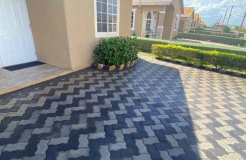 Spring Village House | Exceptional 2-Bed House with Breakfast in Portmore