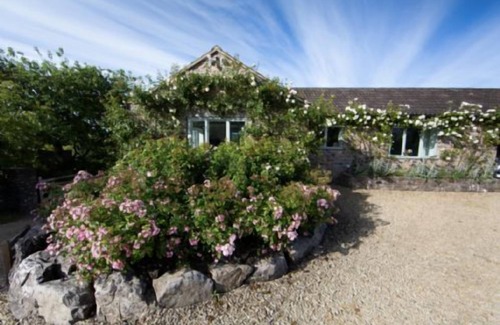 Vobster Cottage | Explore 55 Acres from a Cozy 2-Bed Apartment with Ocean Views