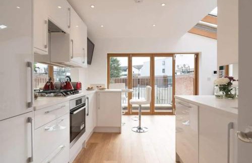 Parsons Green and Walham Apartment | Beautiful 2-Bed Apartment with Terrace, Pet & Child Friendly