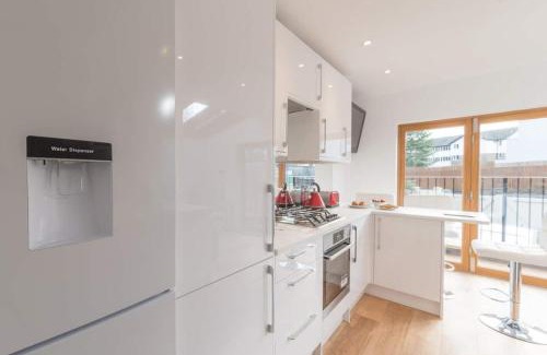 Parsons Green and Walham Apartment | Beautiful 2-Bed Apartment with Terrace, Pet & Child Friendly