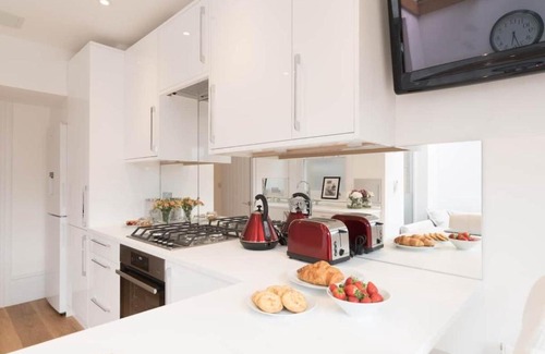 Parsons Green and Walham Apartment | Beautiful 2-Bed Apartment with Terrace, Pet & Child Friendly
